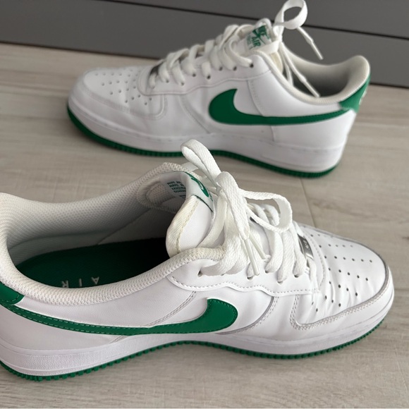 Nike Air White and Green Shoes - Picture 6 of 10